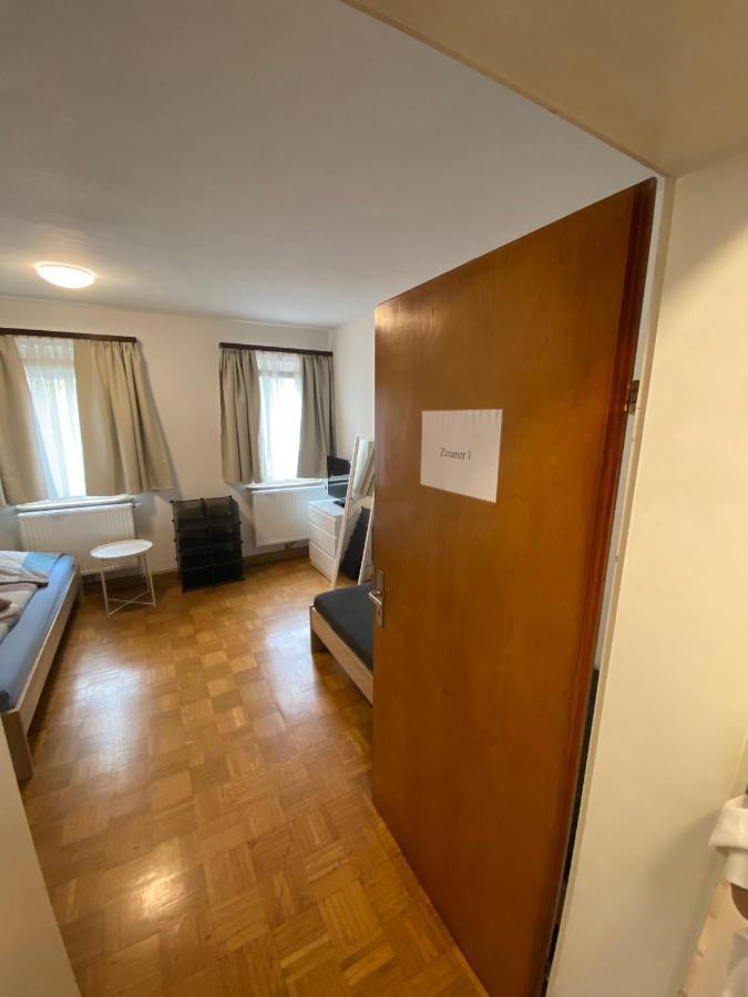 Einfaches Haus Mit Privatzimmern Und Gemeinschaftsraeumen Heilbronn Exterior foto