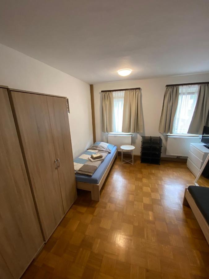 Einfaches Haus Mit Privatzimmern Und Gemeinschaftsraeumen Heilbronn Exterior foto